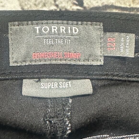 Torrid‎ Jeans Women’s 12R Black Denim Bombshell Skinny Stretch Supper Soft Pants - Picture 4 of 13